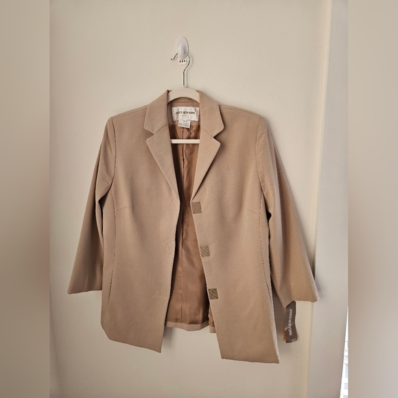 Women suits - Picture 13 of 14